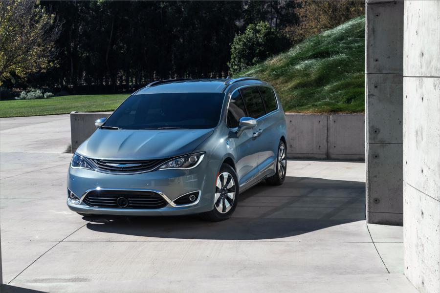  Chrysler Pacifica Hybrid Limited (RU) 2016 года  (фото 10 из 40)